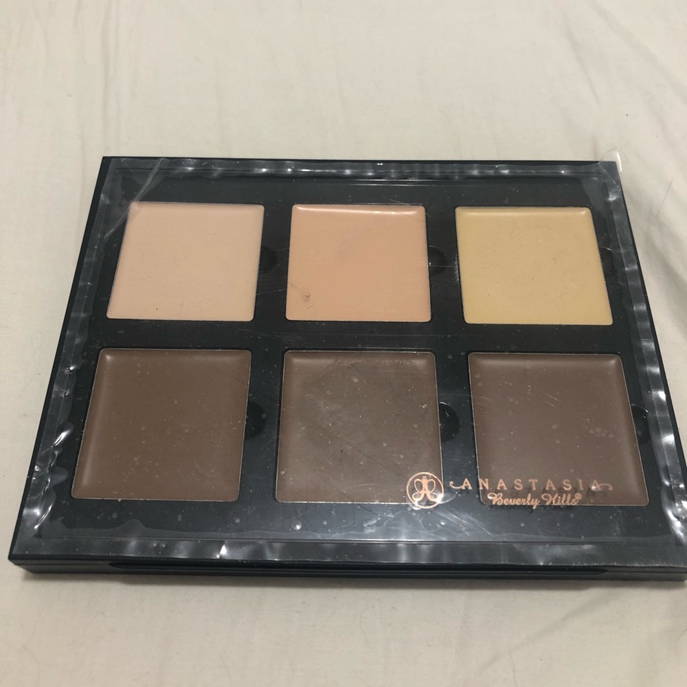 Barely used Anastasia Beverly Hills contour kit